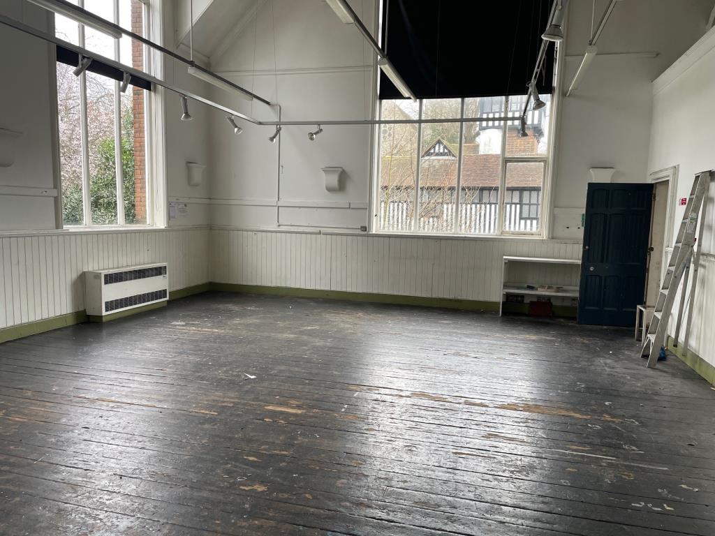 Lot: 41 - SUBSTANTIAL TOWN CENTRE PREMISES WITH POTENTIAL - internal room example 8